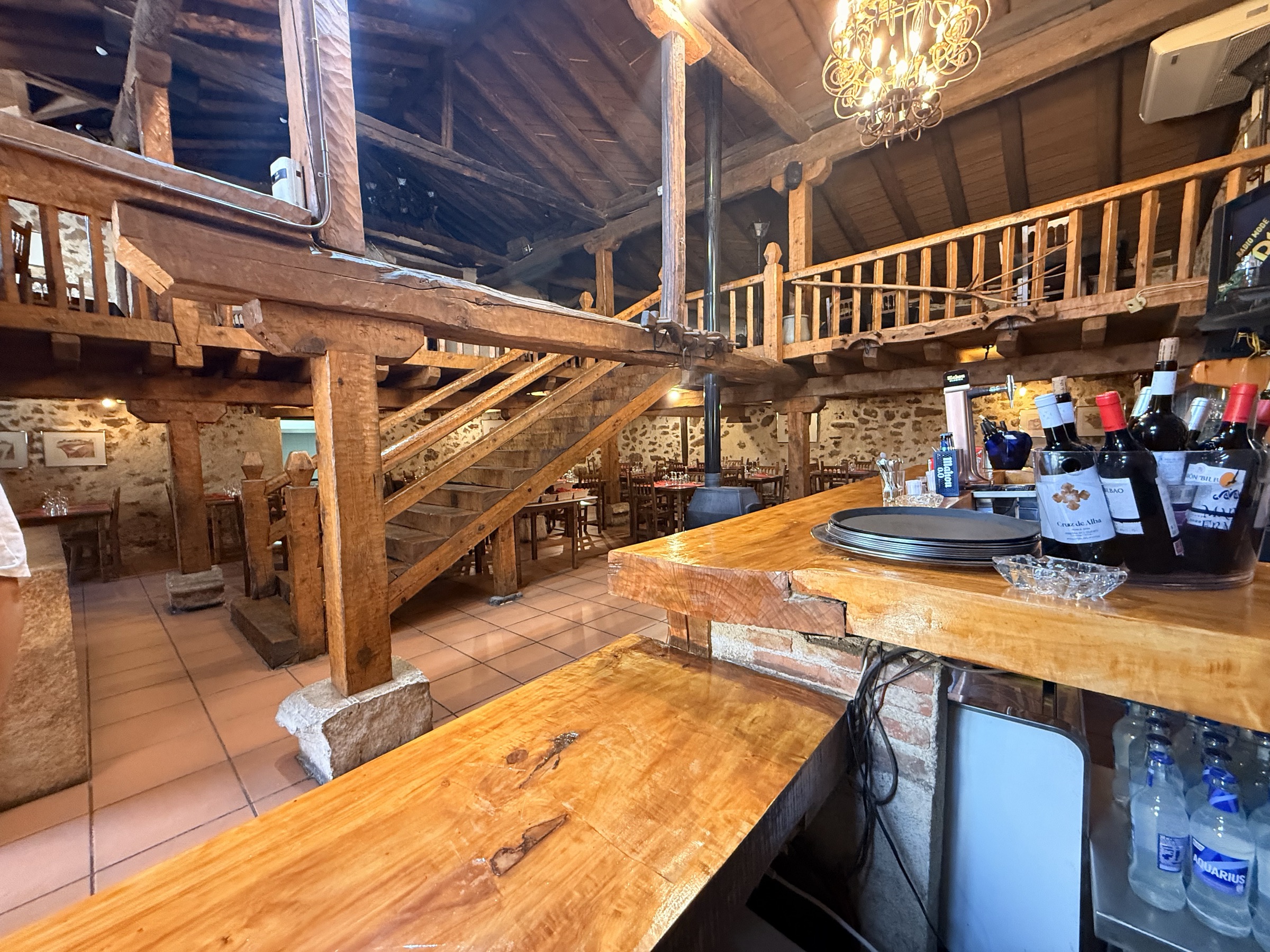 Comedor cálido del restaurante Rey Don Pedro
